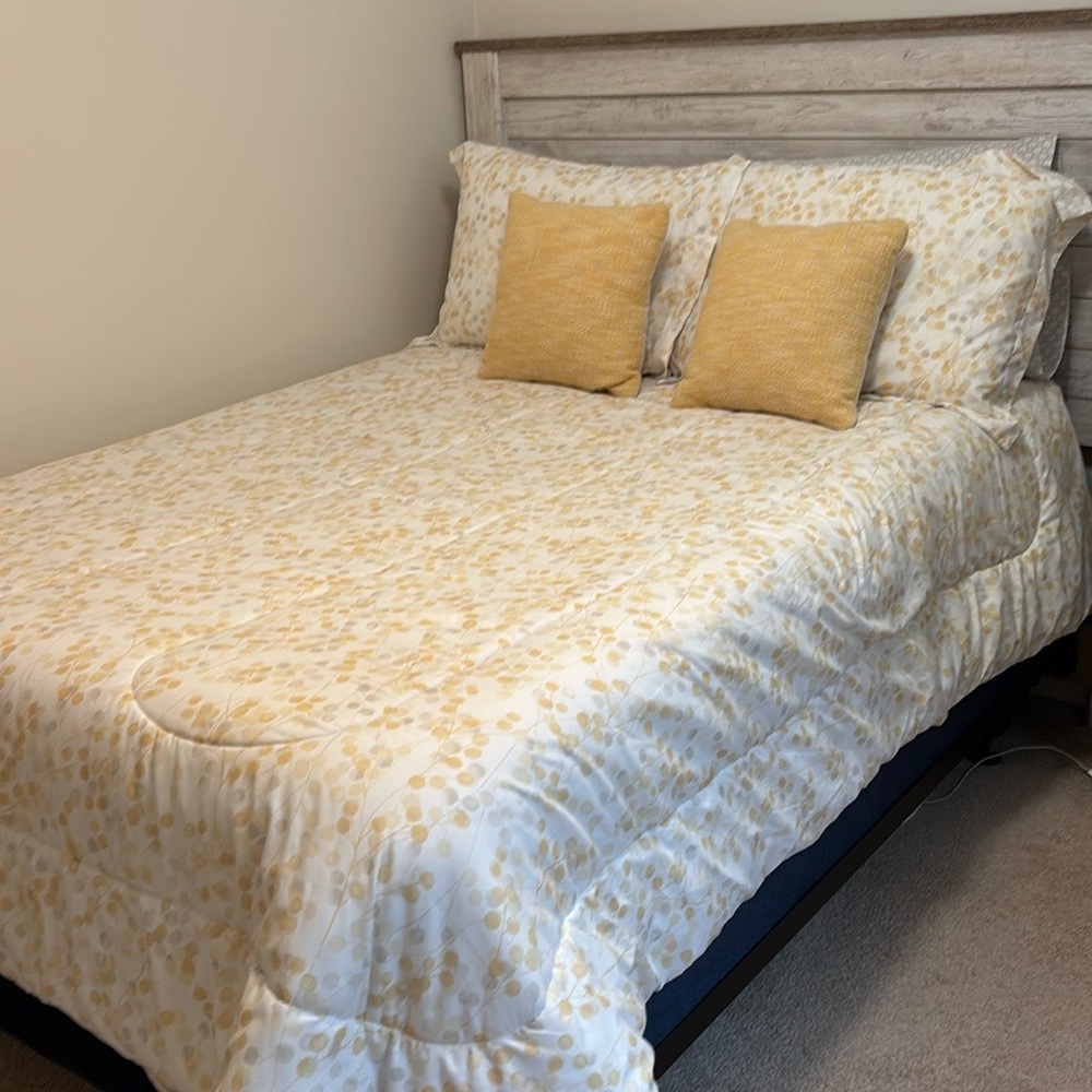 FULL SIZE COMFORTER 2 Shams. 2 yellow accent pillows. 2 Panels. 39 x 80" each